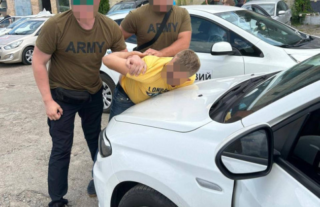 У Києві «на гарячому» спіймали хабарника, який обіцяв водіям пришвидшити процедуру реєстрації авто