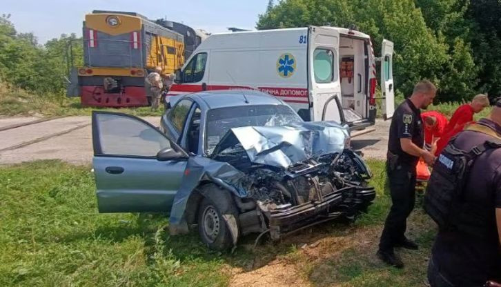 На Київщині водій відволікся і на швидкості врізався в локомотив, фото