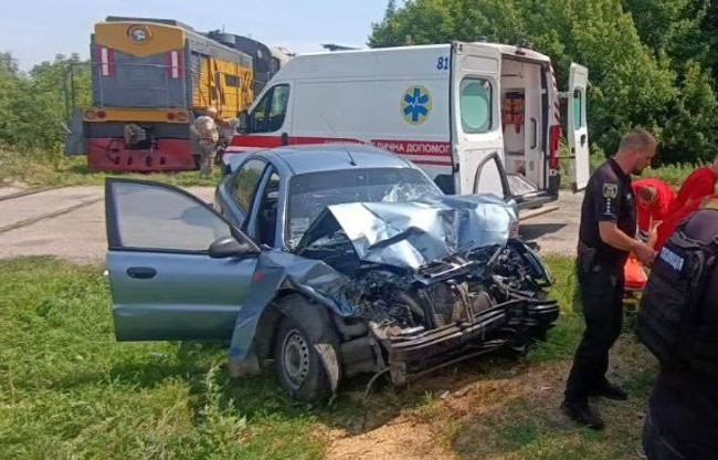 На Київщині водій відволікся і на швидкості врізався в локомотив, фото