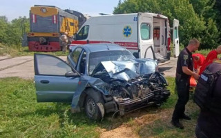На Київщині водій відволікся і на швидкості врізався в локомотив, фото
