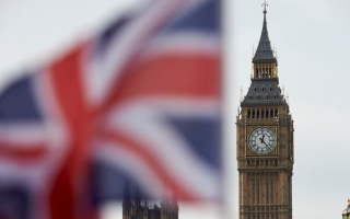 Выдают деньги на шоферов, поваров и горничных: Великобритания смягчает санкции против российских олигархов