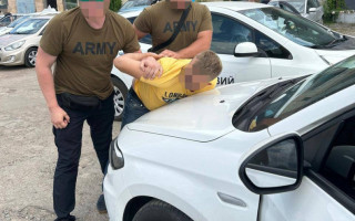 У Києві «на гарячому» спіймали хабарника, який обіцяв водіям пришвидшити процедуру реєстрації авто