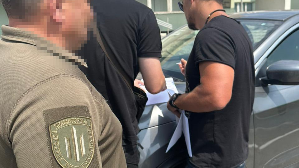 Воєнком організував схему видачі документів для виїзду за кордон за 20 тисяч грн
