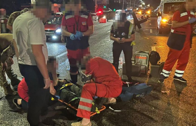 Збитий у Києві на блокпосту нацгвардієць знаходиться в реанімації