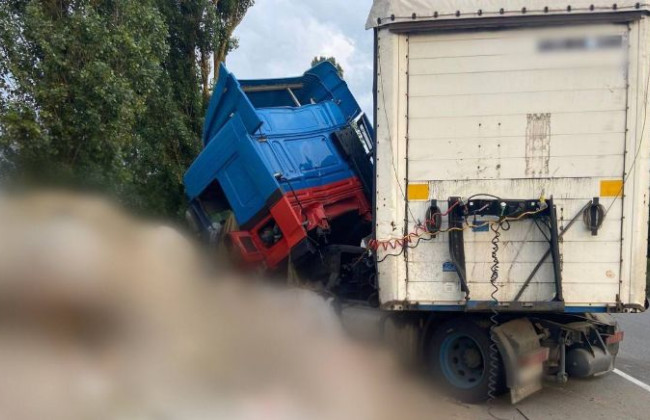 На Київщині фура врізалася у блокпост, фото