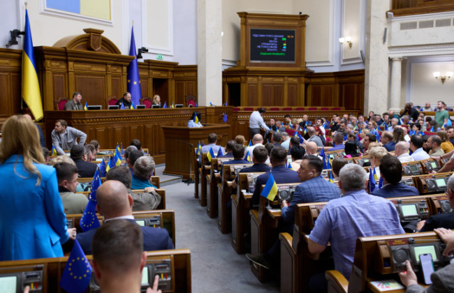 Парламент схвалив реформу оплати праці державних службовців в першому читанні