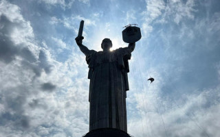 На монументі «Батьківщина-мати» почали демонтаж радянського герба, фото