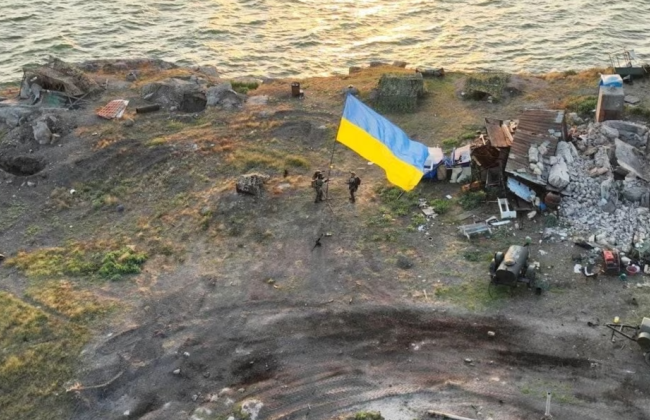 Третья атака за месяц: войска рф сбросили на остров Змеиный две авиабомбы