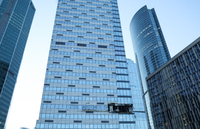 После взрыва в «Москва-сити» на улице находят обгоревшую документацию одного из министерств: фото и видео