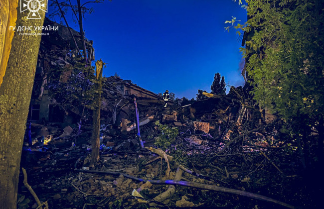 рф нанесла ракетный удар по Сумам: есть погибшие и раненые, разрушено учебное заведение, фото и видео