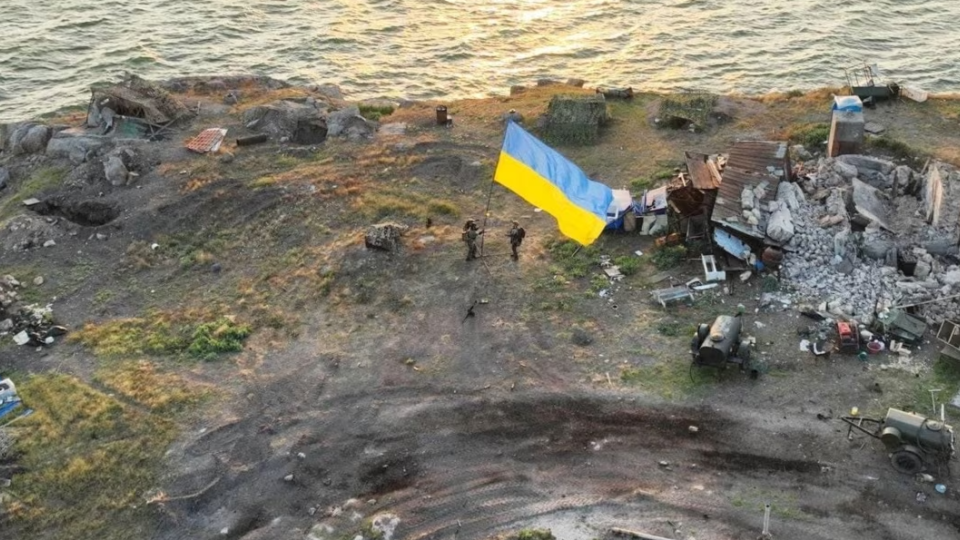 Третя атака за місяць: війська рф скинули на острів Зміїний дві авіабомби