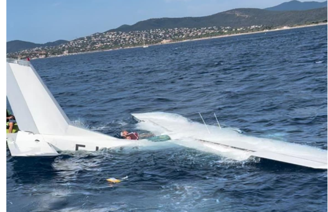 Возле элитного курортного городка на юге Франции аварийно сел на воду и утонул самолет