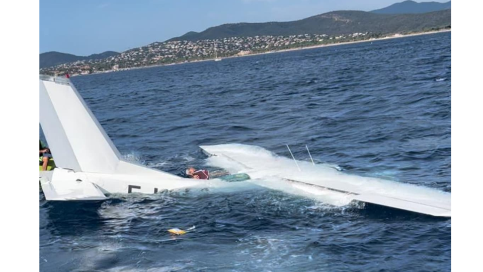 Біля елітного курортного містечка на півдні Франції аварійно сів на воду і потонув літак