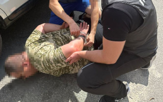 На Львівщині на хабарі у $2000 погорів працівник районного військкомату, фото