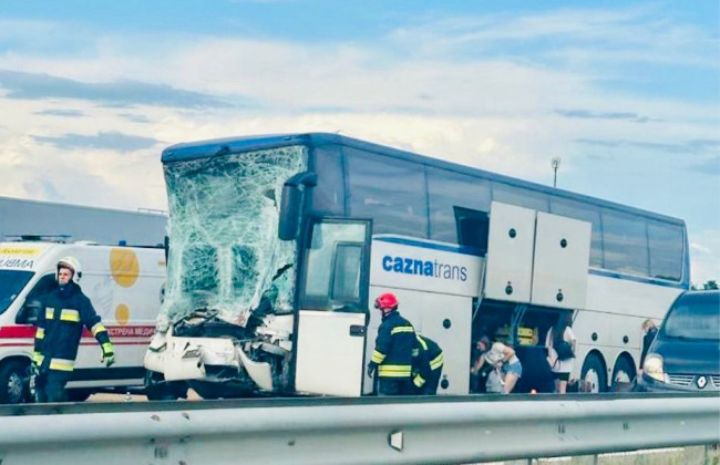 В Житомирской области международный рейсовый автобус въехал в зерновоз