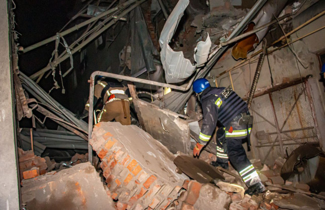 Війська рф вдарили по Харкову ракетами C-300, є постраждалий: фото і відео наслідків