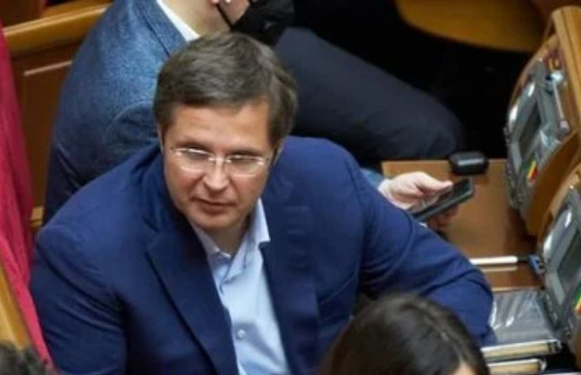 Андрея Холодова, который слагает депутатский мандат, исключили из «Слуги народа»