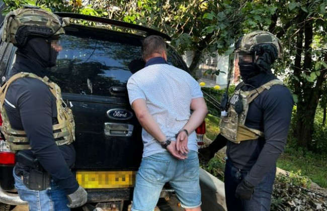 В Киеве чиновник КГГА брал дань с автоперевозчиков на сотни тысяч долларов