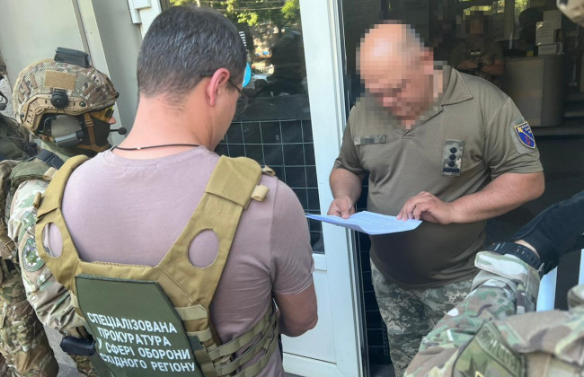 За время военного положения приобрел имущество на 350 000 долларов: у днепропетровского военкома проведены обыски