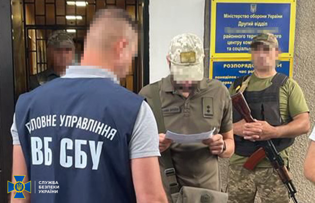 Разоблачена масштабная схема побега уклонистов за границу: силовики провели почти 100 обысков