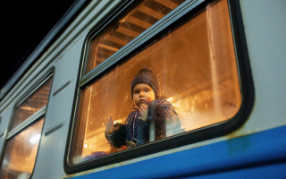 Дозвіл на виїзд дитини за кордон через Дію: Нотаріальна палата застерігає Кабмін від ризикованих кроків