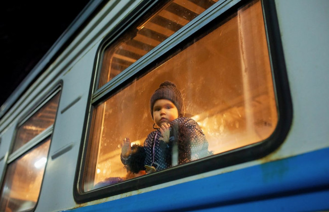 Разрешение на выезд ребенка за границу через Дію: Нотариальная палата предостерегает Кабмин от рискованных шагов