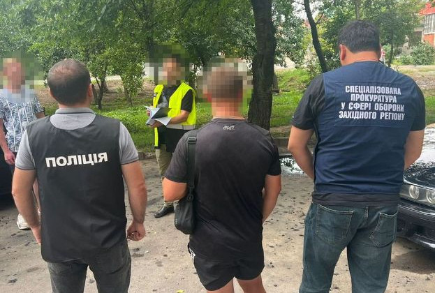 За $2 000 обіцяв виключити зі списків призовників: затримали офіцера центру комплектування