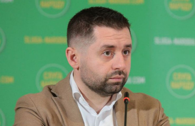 Давид Арахамия пояснил, что депутатам, не голосующим за законопроекты, которых требуют международными партнерами, грозит «вылет» из фракции