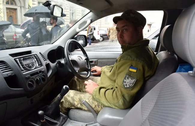 В Україні узаконили автомобілі з правим розташуванням керма: кому дозволено їздити