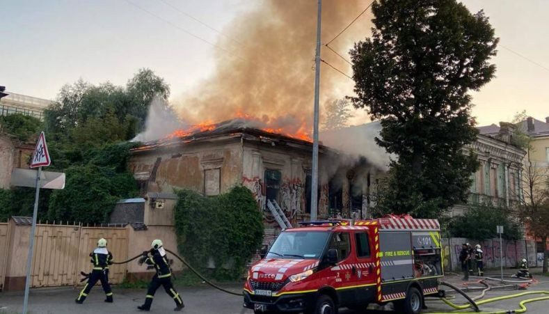 В Киеве на Подоле вспыхнул исторический дом: фото и видео пожара