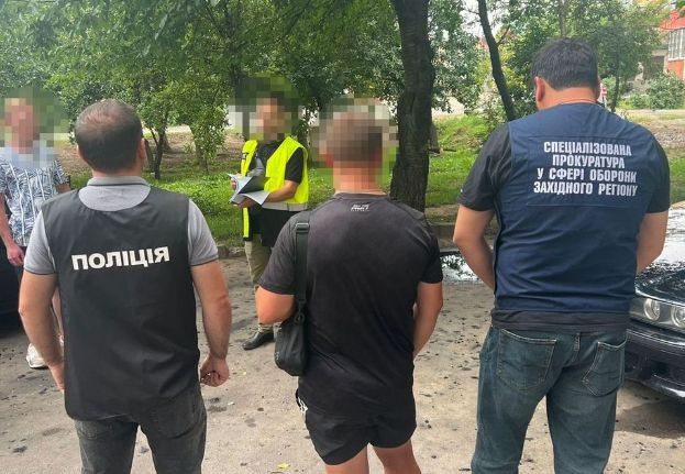 За $2 000 обіцяв виключити зі списків призовників: затримали офіцера центру комплектування