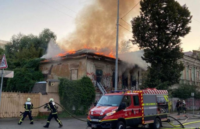 У Києві на Подолі спалахнув історичний будинок: фото та відео пожежі