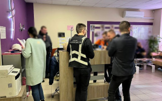В схемі з продажу немовлят за кордон за €70 000 брали участь медики та екс-співробітник органів з протидії торгівлі людьми