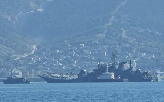 У Новоросійську після атаки дронів «втомився» десантний корабель «Оленегорський горняк», відео