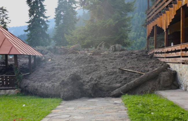 У Грузії на території гірського курорту Шові стався зсув: фото та відео