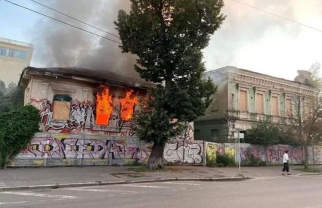 В Киеве горел памятник архитектуры 19 века: полиция расследует факт поджога
