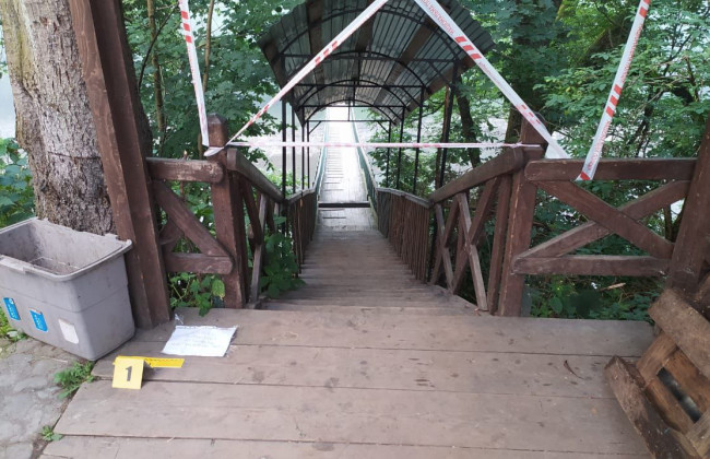 На Закарпатті обвалилась частина підвісного моста: поліція вже відкрила кримінальне провадження