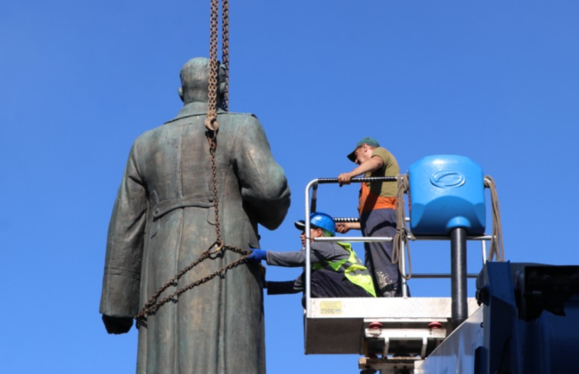 В Полтаве демонтировали памятник советскому генералу Алексею Зыгину, фото