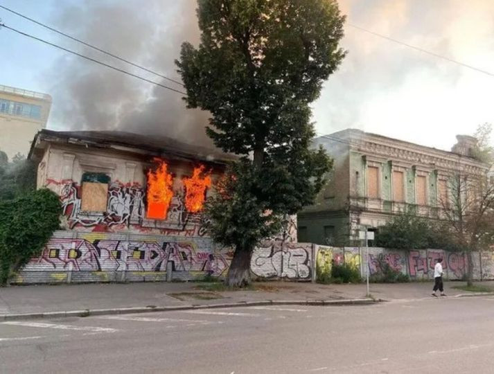 В Киеве горел памятник архитектуры 19 века: полиция расследует факт поджога