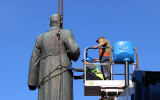 У Полтаві демонтували пам’ятник радянському генералу Олексію Зигіну, фото