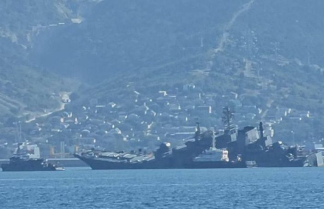 В Новороссийске после атаки дронов «устал» десантный корабль «Оленегорский горняк», видео