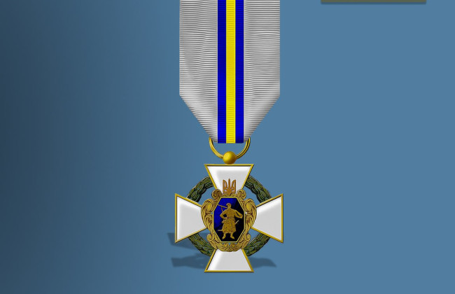 Почесний нагрудний знак Головнокомандувача ЗСУ «Хрест Військова честь»: хто може отримати відзнаку