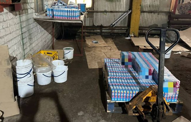 Продавали контрафактну побутову хімію під виглядом відомих світових брендів: викрили ділків