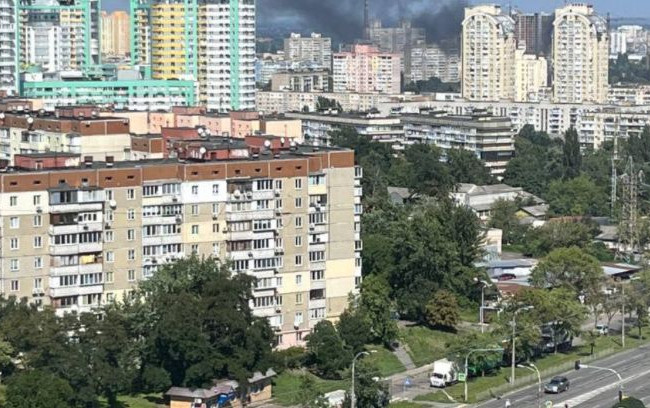У Києві спахнула потужна пожежа: з’явились фото