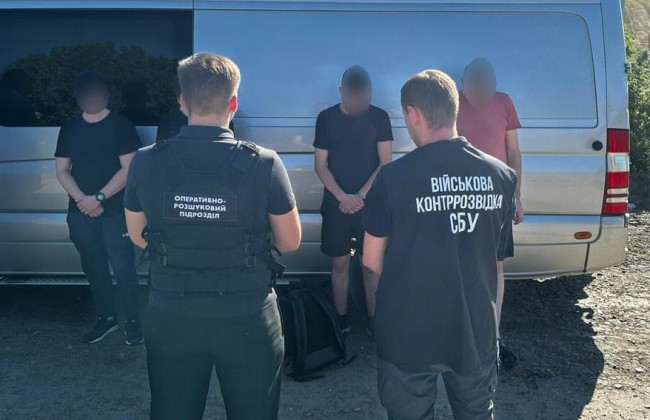 Четверо у тайнику – за 300 метрів від кордону з Молдовою викрили чоловіків, які ховалися у сховку мікроавтобуса
