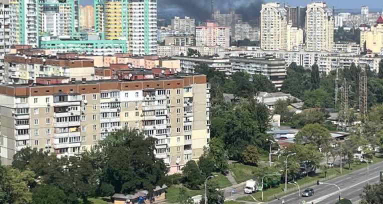 У Києві спахнула потужна пожежа: з’явились фото