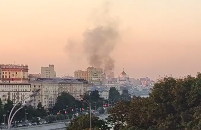 У центрі Москви стоїть стовп диму: з'явилося відео пожежі