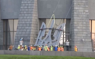 У Києві розпочали монтаж тризуба на щит Батьківщини-матері, відео