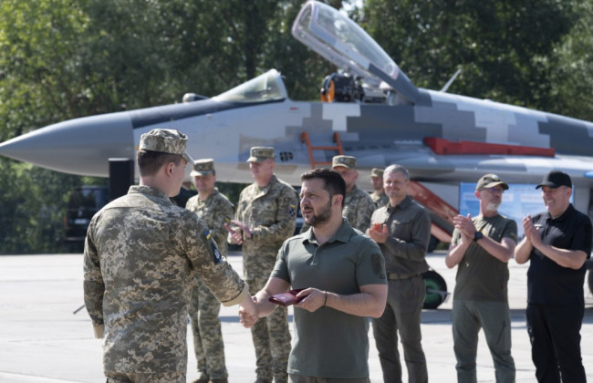 Володимир Зеленський вручив льотчикам державні нагороди з нагоди Дня Повітряних сил