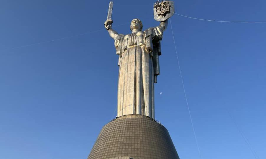 На монумент «Батьківщина-мати» у Києві встановили тризуб: фото і відео